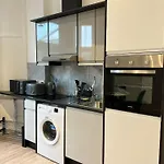 Charming Apartment In West Ealing, 12 Mins To Central London By Train, Free Parking, 8-Min Walk To Station