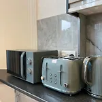 Charming Apartment In West Ealing, 12 Mins To Central London By Train, Free Parking, 8-Min Walk To Station