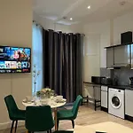 Charming Apartment In West Ealing, 12 Mins To Central London By Train, Free Parking, 8-Min Walk To Station