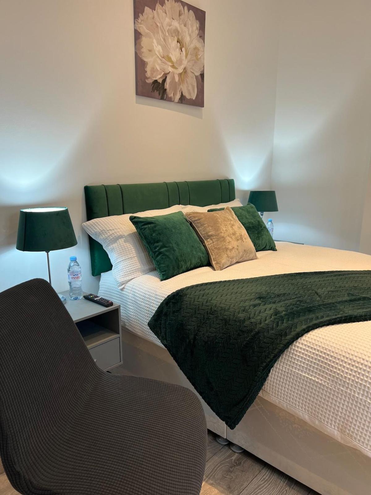 Charming In West Ealing, 12 Mins To By Train, Free Parking, 8-min Walk To Station *